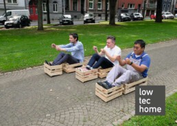 werbung kampagne stapelbare kisten aus palettenholz seifenkistenrennen ad for stackable boxes made from pallet wood soap box derby low tec home
